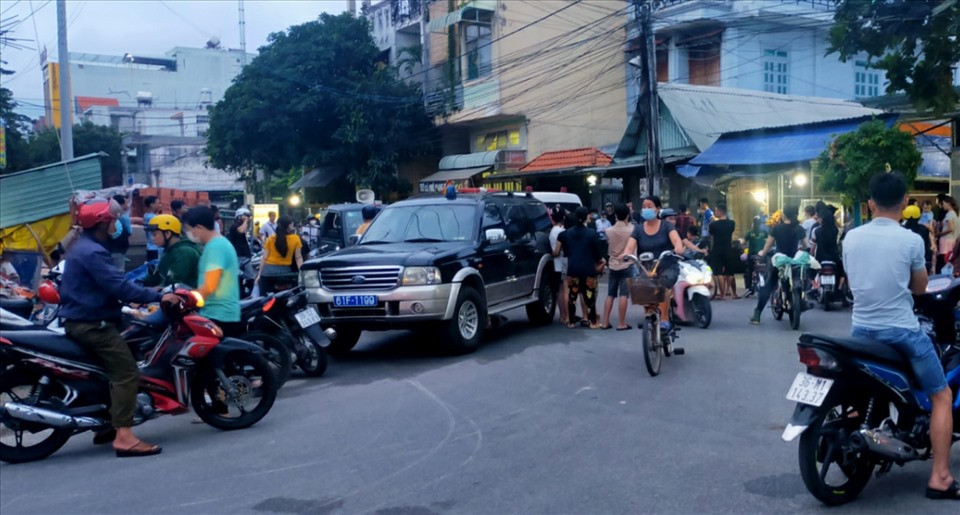  Nam thanh niên tử vong trong tư thế treo cổ tại phòng trọ. Công an TP Thuận An (Bình Dương) đang điều tra làm rõ vụ nam thanh niên D.V.Q. (SN 2004, quê Hà Tĩnh) tử vong trong phòng trọ ở khu dân cư Vietsing, thuộc phường An Phú. Chiều 2/7, người dân phát hiện nạn nhân tử vong trong tư thế treo cổ, phòng trọ bị chốt cửa bên trong. Sáng 3/7, thi thể nạn nhân được bàn giao cho gia đình để đưa về quê an táng.