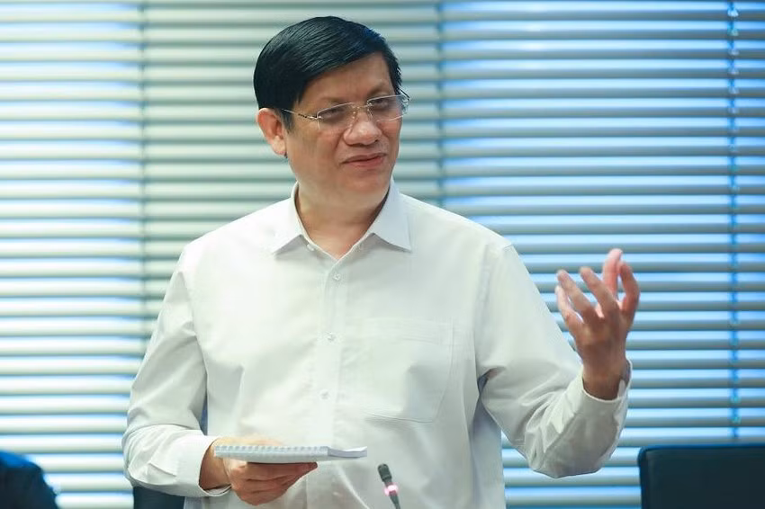 Đáng chú ý, trước thời điểm bị khởi tố, ông Nguyễn Thanh Long khi giữ chức Bộ trưởng Y tế đã có đóng góp trong việc chăm sóc, bảo vệ sức khoẻ nhân dân, nhất là phòng chống COVID-19 rất lớn. Ông Long cũng được xem là một trong những người tiên phong trên tuyến đầu chống dịch. Việc ông Long dính sai phạm nghiêm trọng liên quan Việt Á đến mức bị khởi tố, bắt giam là một nốt trầm buồn không chỉ đối với cá nhân ông Long mà còn với cả ngành y tế.