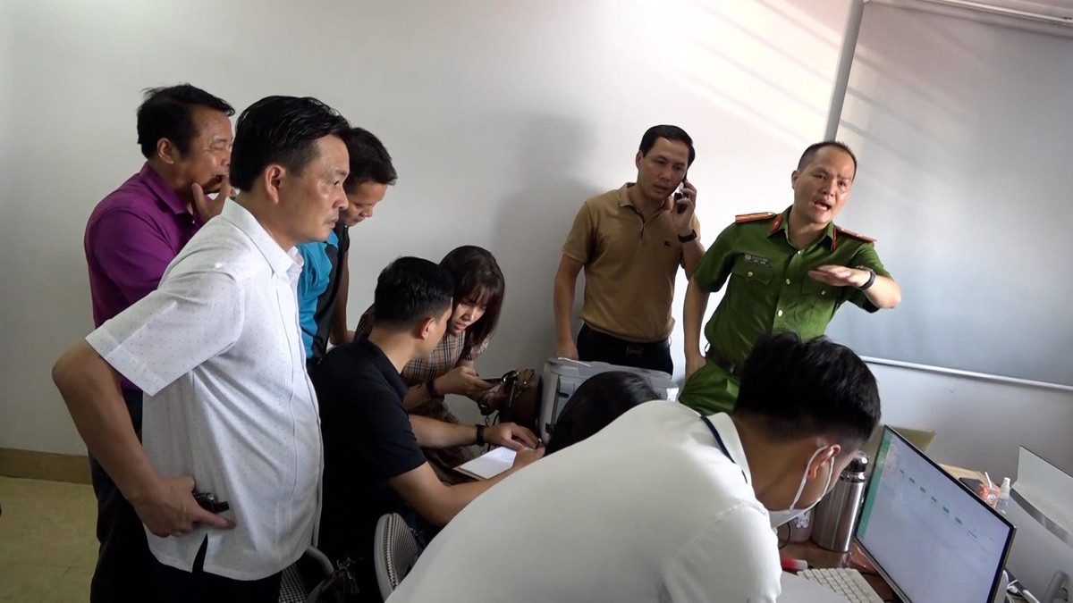 Mới đây, Bộ Công an vừa phối hợp với Công an tỉnh Lào Cai triệt phá đường dây cho vay nặng lãi quy mô lớn qua ứng dụng điện thoại di động hoạt động xuyên biên giới. Ngày 12/7, cảnh sát đã triệu tập, làm việc với 41 đối tượng, thu giữ 72 điện thoại di động, 43 máy tính, nhiều chứng từ, con dấu của 2 công ty và các giấy tờ, tài liệu có liên quan đến hành vi cho vay lãi nặng. 