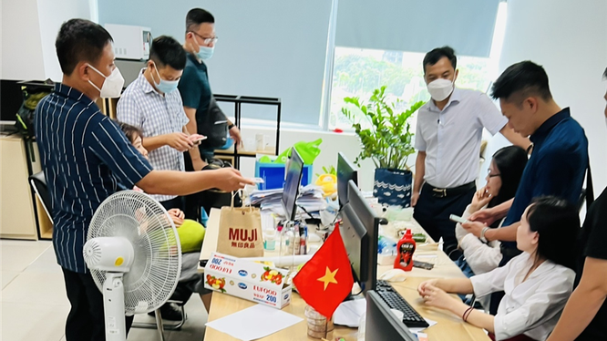 Để vay tiền, khách hàng được bộ phận hỗ trợ, chăm sóc khách hàng hướng dẫn cài đặt ứng dụng trên điện thoại di động, cung cấp đầy đủ thông tin: Họ tên, ngày tháng năm sinh, số CMND/CCCD/Hộ chiếu, số tài khoản ngân hàng, nghề nghiệp, nơi làm việc, ảnh chân dung, giấy tờ tùy thân; cấp quyền cho ứng dụng truy cập danh bạ, các ứng dụng trên điện thoại… và đăng ký khoản vay.