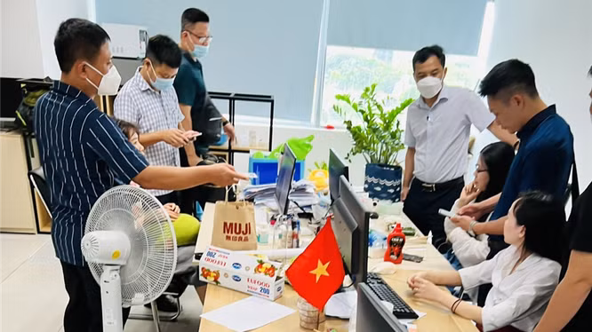 Để vay tiền, khách hàng được bộ phận hỗ trợ, chăm sóc khách hàng hướng dẫn cài đặt ứng dụng trên điện thoại di động, cung cấp đầy đủ thông tin: Họ tên, ngày tháng năm sinh, số CMND/CCCD/Hộ chiếu, số tài khoản ngân hàng, nghề nghiệp, nơi làm việc, ảnh chân dung, giấy tờ tùy thân; cấp quyền cho ứng dụng truy cập danh bạ, các ứng dụng trên điện thoại… và đăng ký khoản vay.