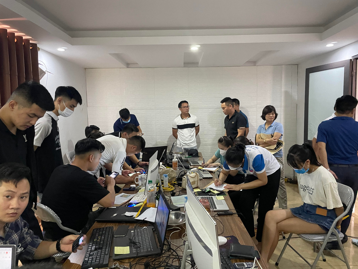 Nhóm tội phạm có có tổ chức, xuyên quốc gia, được tổ chức chặt chẽ, do các đối tượng người nước ngoài cầm đầu, móc nối với các đối tượng trong nước. Các đối tượng lập các bộ phận chuyên trách đặt tại 3 tỉnh, thành phố, gồm: bộ phận quản lý, điều hành, thẩm định, hỗ trợ hoạt động vay ở TP HCM; bộ phận trung gian thanh toán hoạt động chi hộ/thu hộ ở Hà Nội; bộ phận nhắc nợ/thu hồi nợ ở Lào Cai. 