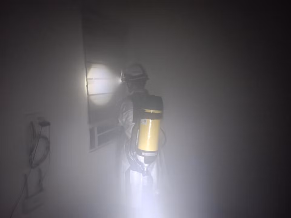  Cháy nhà giữa đêm, 9 người mắc kẹt được cứu thoát. Khoảng 23h16 ngày 23/7, Công an quận Bắc Từ Liêm (Hà Nội) nhận tin báo cháy tại số nhà 433 đường Xuân Đỉnh, trong đó có người bị mắc kẹt. Cảnh sát Phòng cháy chữa cháy và cứu nạn cứu hộ, Công an quận Bắc Từ Liêm đã cử 1 xe chỉ huy, 2 xe chữa cháy tới hiện trường dập lửa cứu người, Trung tâm 114 điều động thêm 2 xe chữa cháy đến chi viện. Cảnh sát PCCC cùng người dân dùng bình bột dập tắt đám cháy, đồng thời cử cán bộ đeo bình thở mở lối thoát khói tiếp cận sân thượng, hỗ trợ đưa 9 người trong nhà ra ngoài an toàn. 