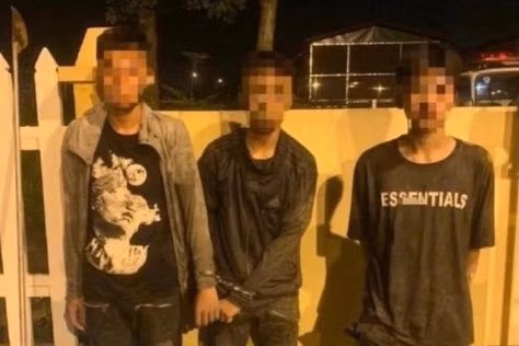  Nhóm đối tượng vác hung khí hỗn chiến trong đêm ở Gia Lâm. Ngày 24/7, Công an huyện Gia Lâm (Hà Nội), phát hiện, bắt giữ nhóm thanh, thiếu niên vác theo hung khí nguy hiểm đi đánh nhau. Trước đó, 22h50 tối 23/7, cảnh sát nhận được tin báo có nhóm thanh niên khoảng 30-40 xe máy, không đội mũ bảo hiểm, lạng lách đánh võng tại khu 31ha (đường Thành Trung), cầm theo dao phóng lợn, phớ, đao. Đến 23h40, lực lượng chức năng bắt được 3 đối tượng cùng dao phóng lợn. Qua khai thác ban đầu, 3 đối tượng khai nhận ở huyện Phú Xuyên và quận Hoàng Mai, tham gia cuộc hẹn đánh nhau tại Nhà thi đấu Gia lâm. 