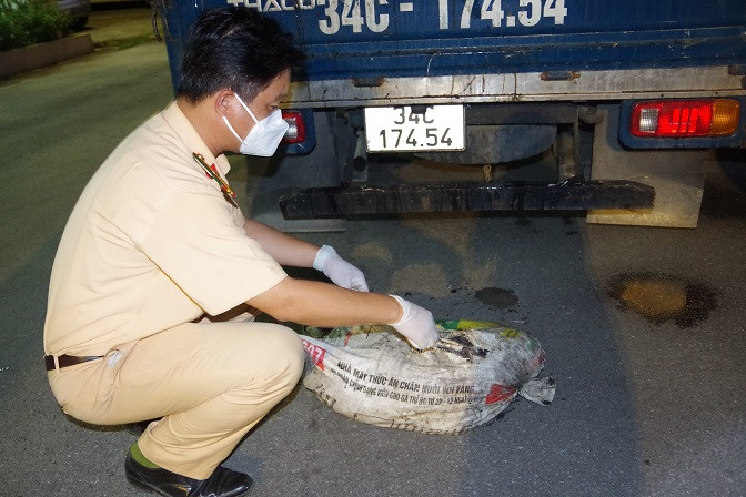Hai Duong: Xe tai cho hon 4 tan chan ga khong ro nguon goc xuat xu-Hinh-2