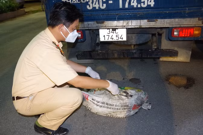 Hai Duong: Xe tai cho hon 4 tan chan ga khong ro nguon goc xuat xu-Hinh-2