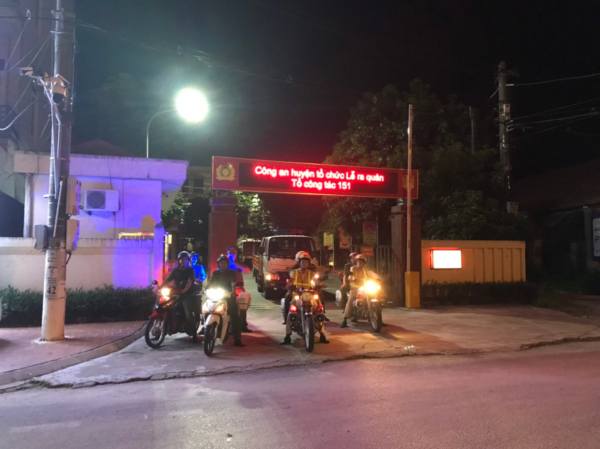 Khi thực hiện nhiệm vụ, mỗi cán bộ, chiến sĩ phải nêu cao tinh thần trách nhiệm, khắc phục khó khăn, phát huy tính sáng tạo trong công tác, chấp hành nghiêm các quy định của pháp luật, điều lệnh Công an Nhân dân; quy trình, quy chế công tác, ứng xử có văn hóa khi tiếp xúc, giải quyết công việc với nhân dân, không để xảy ra tiêu cực, sai phạm trong khi thi hành nhiệm vụ. 