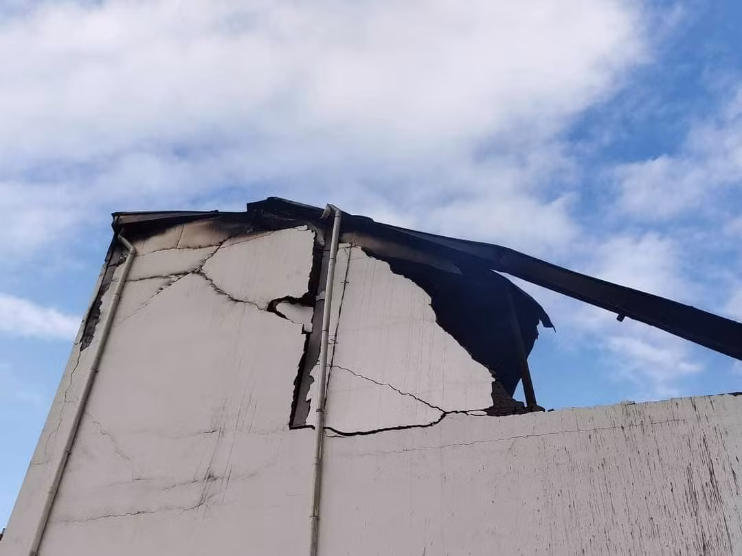 Tường của quán bị nứt nẻ, sập đổ sau vụ cháy.