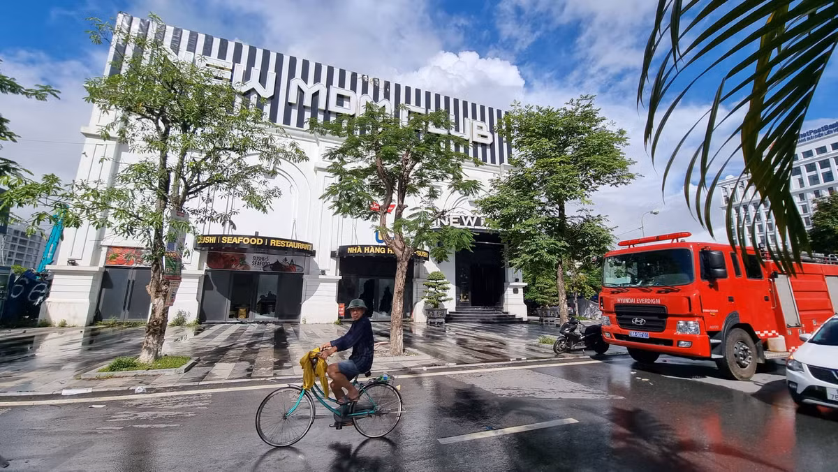 Sáng 14/7, ghi nhận của PV tại hiện trường vụ cháy, cửa kính đằng trước, đằng sau tòa nhà bị vỡ vụn.