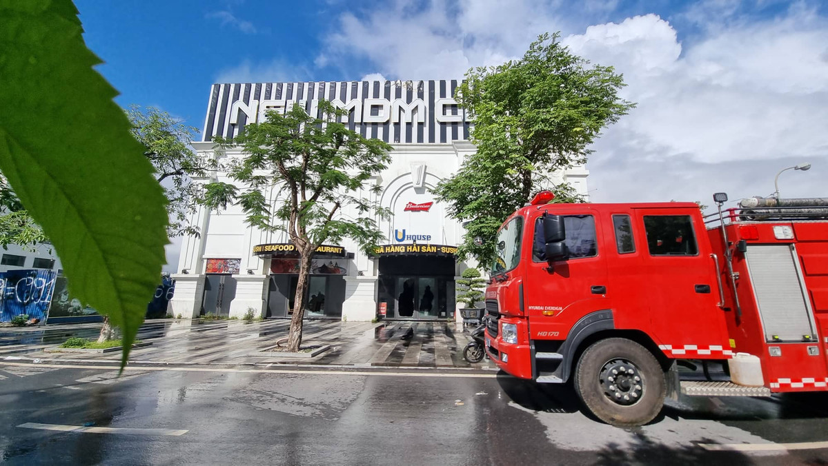 Do tòa nhà màu trắng nên phía sau những mảng khói đen vẫn còn bám dầy đặc ở các góc tường. 2 chiếc xe cứu hỏa cùng một số cán bộ chiến sĩ vẫn có mặt ở đám cháy. 