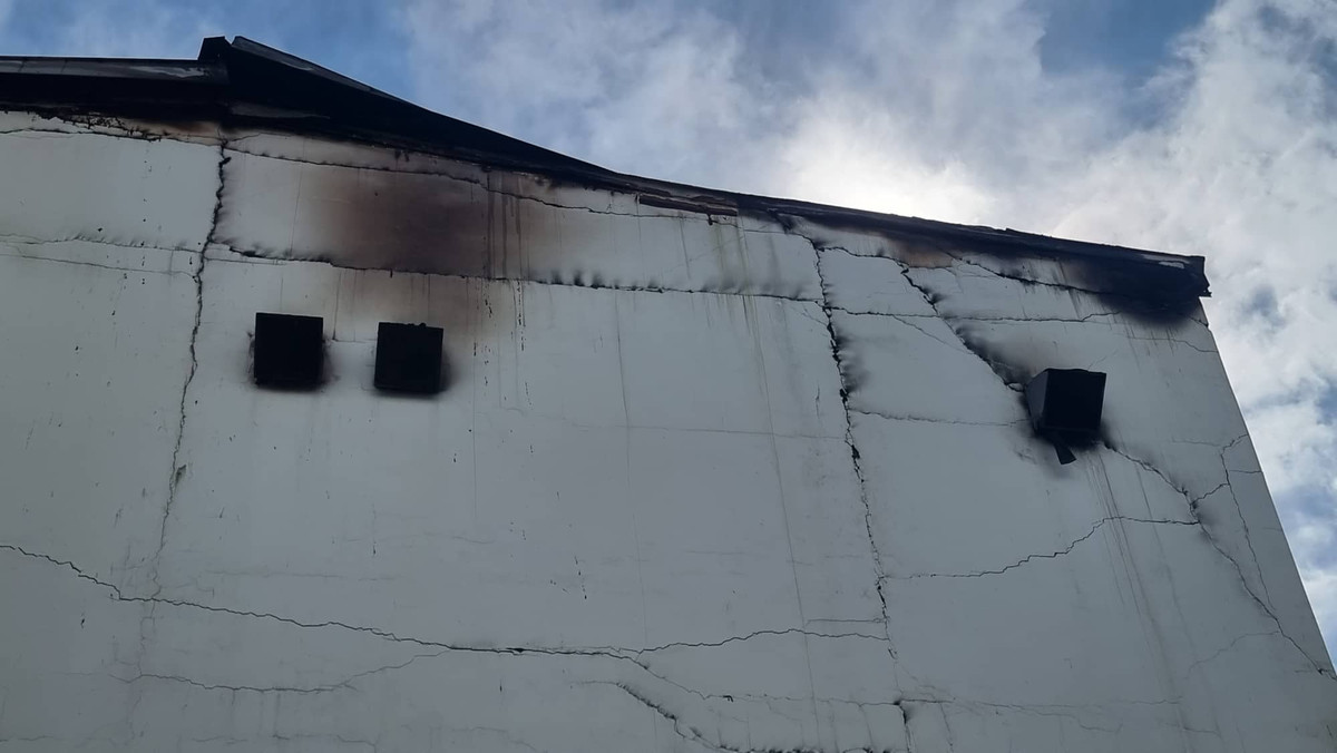 Vết khói đen trên ô thoáng của quán.