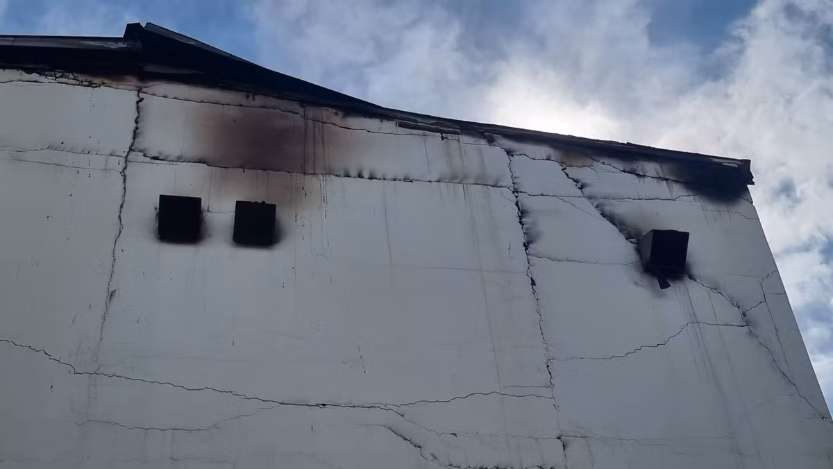 Vết khói đen trên ô thoáng của quán.