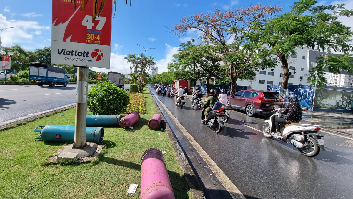 Các bình ga vẫn còn nằm ngổn ngang gàn tòa nhà xảy ra cháy.