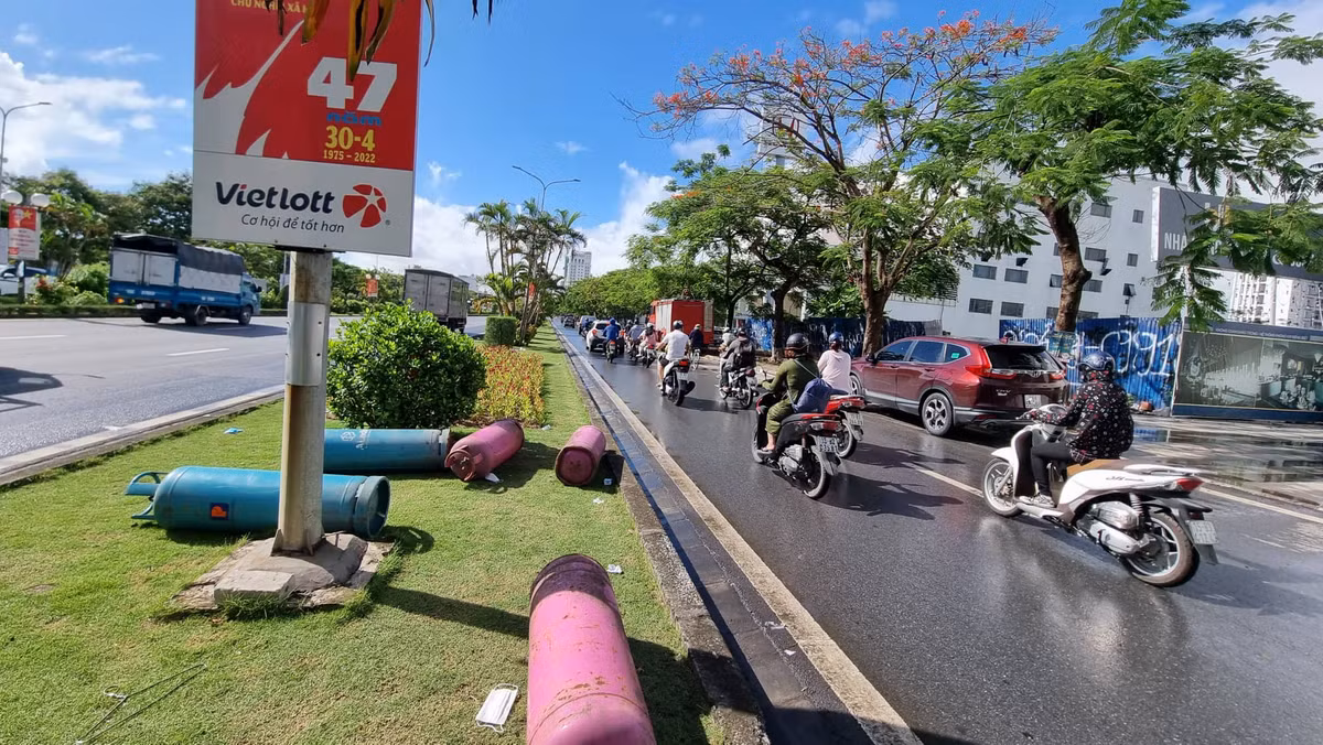 Các bình ga vẫn còn nằm ngổn ngang gàn tòa nhà xảy ra cháy.