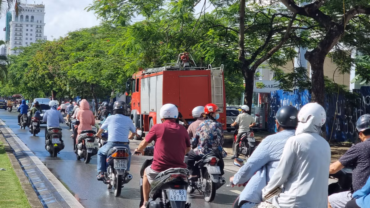 Vụ cháy khiến nhiều người dân quan tâm.