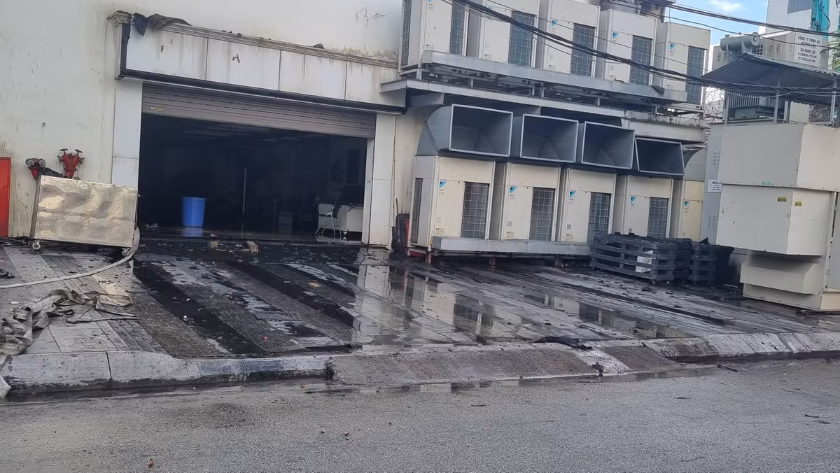 Sau vụ cháy, quán bar lớn nhất Hải Phòng chỉ còn cảnh tan hoang.