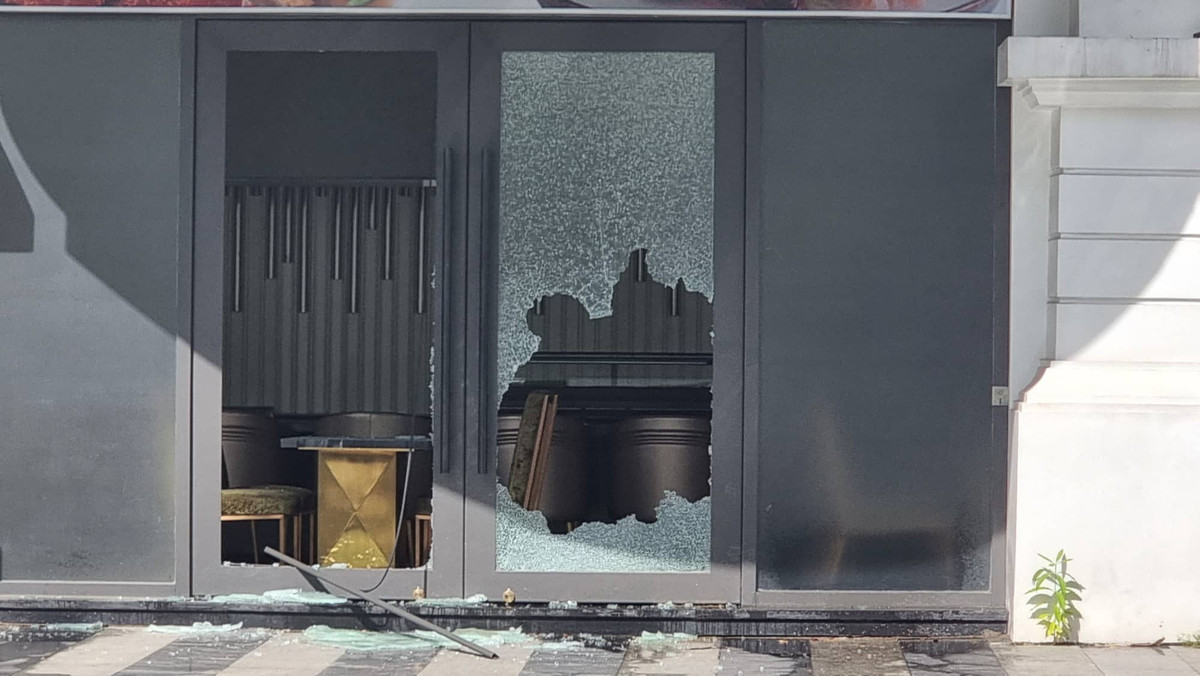 Một số cánh cửa bị vỡ tan hoang.