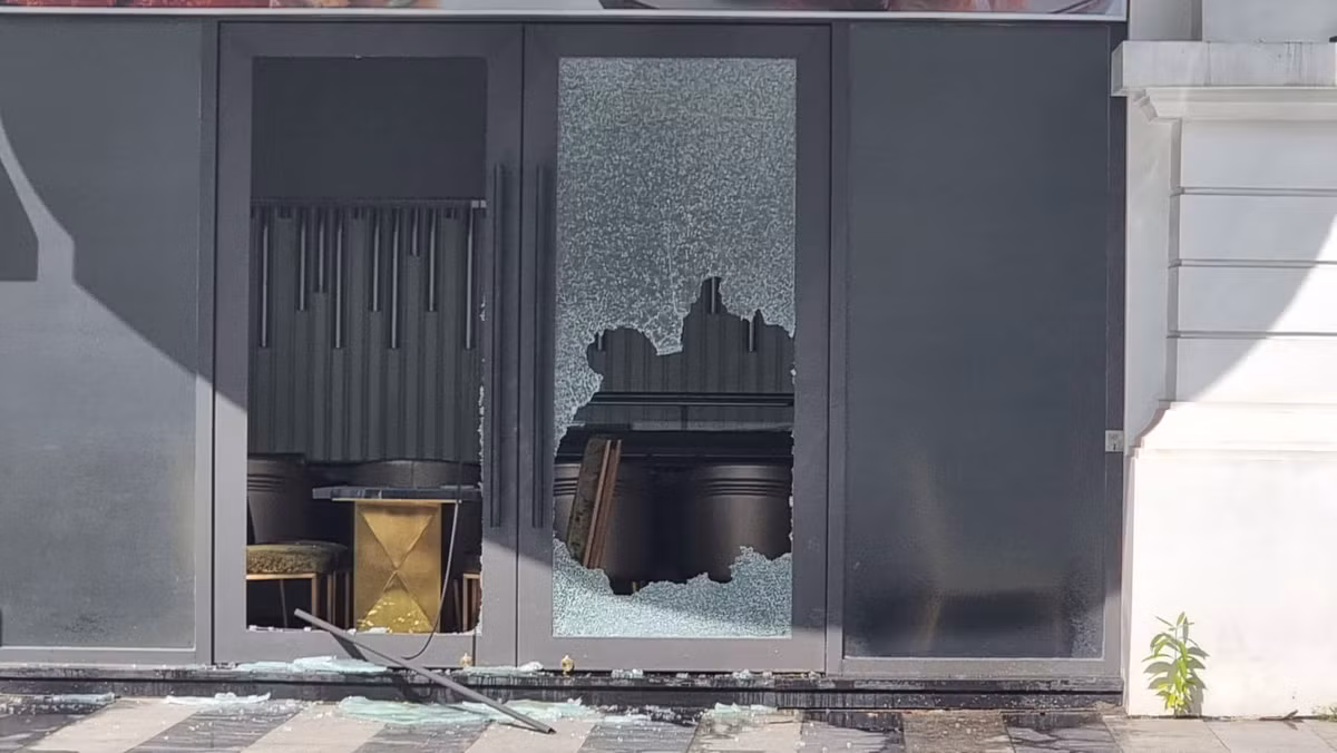 Một số cánh cửa bị vỡ tan hoang.