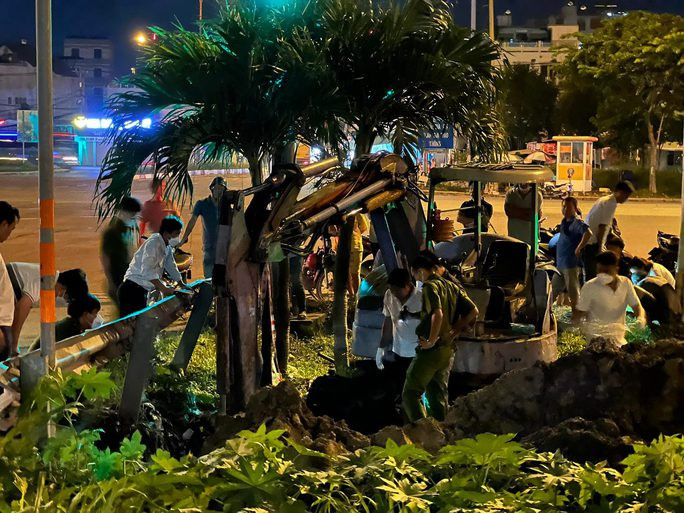 Nam công nhân tử vong dưới hố công trình ở TP.HCM. Tối 2/7, nhóm công nhân tiến hành thi công lắp đường ống nước ngầm cho công ty cây xanh tại khu vực ngã tư MK, xa lộ Hà Nội. Nam công nhân tên K đang làm việc dưới hố sâu khoảng 3m bị đất trên miệng hố sạt xuống vùi lấp. Một nam công nhân khác đang đứng trên bờ liền điều khiển xe múc định múc đất cứu anh K. Tuy nhiên, trong quá trình múc đất thì phần gầu của xe múc đã múc trúng đầu của anh K. khiến anh này tử vong.