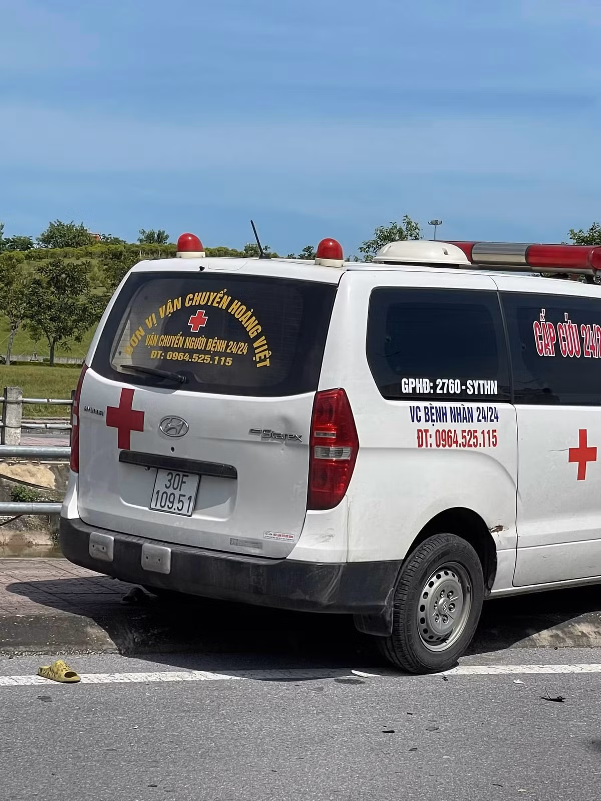 Thai Binh: Xe cuu thuong va cham xe may dien, 2 nu sinh nhap vien-Hinh-2