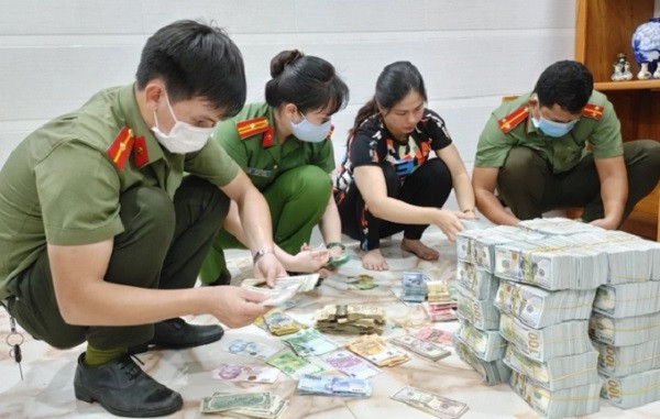  Vụ buôn lậu hàng chục ký vàng và 2,1 triệu USD: Đầu tháng 1/2022, đại tá Đinh Văn Nơi trực tiếp chỉ đạo bắt quả tang Nguyễn Thanh Bình (SN 1965, TP Long Xuyên) và Trang Kiến Cường, đang có hành vi mua bán vàng nhập lậu và USD. Tạm giữ 3 kg vàng 9999 (nhập lậu từ Campuchia), gần 190.000 USD và 700 triệu đồng. Khám xét tiệm vàng Phước Quang cùng 2 địa điểm khác, thu giữ 15 kg vàng nữ trang, khoảng 2,2 triệu USD, gần 26 tỷ đồng... Mở rộng điều tra, CA tỉnh khởi tố bổ sung vụ án hình sự điều tra về tội Trốn thuế, xảy ra tại Doanh nghiệp tư nhân tiệm vàng Phước Nguyên, khởi tố bị can và bắt tạm giam Nguyễn Thanh Bình cùng 5 người khác về tội Buôn lậu. 