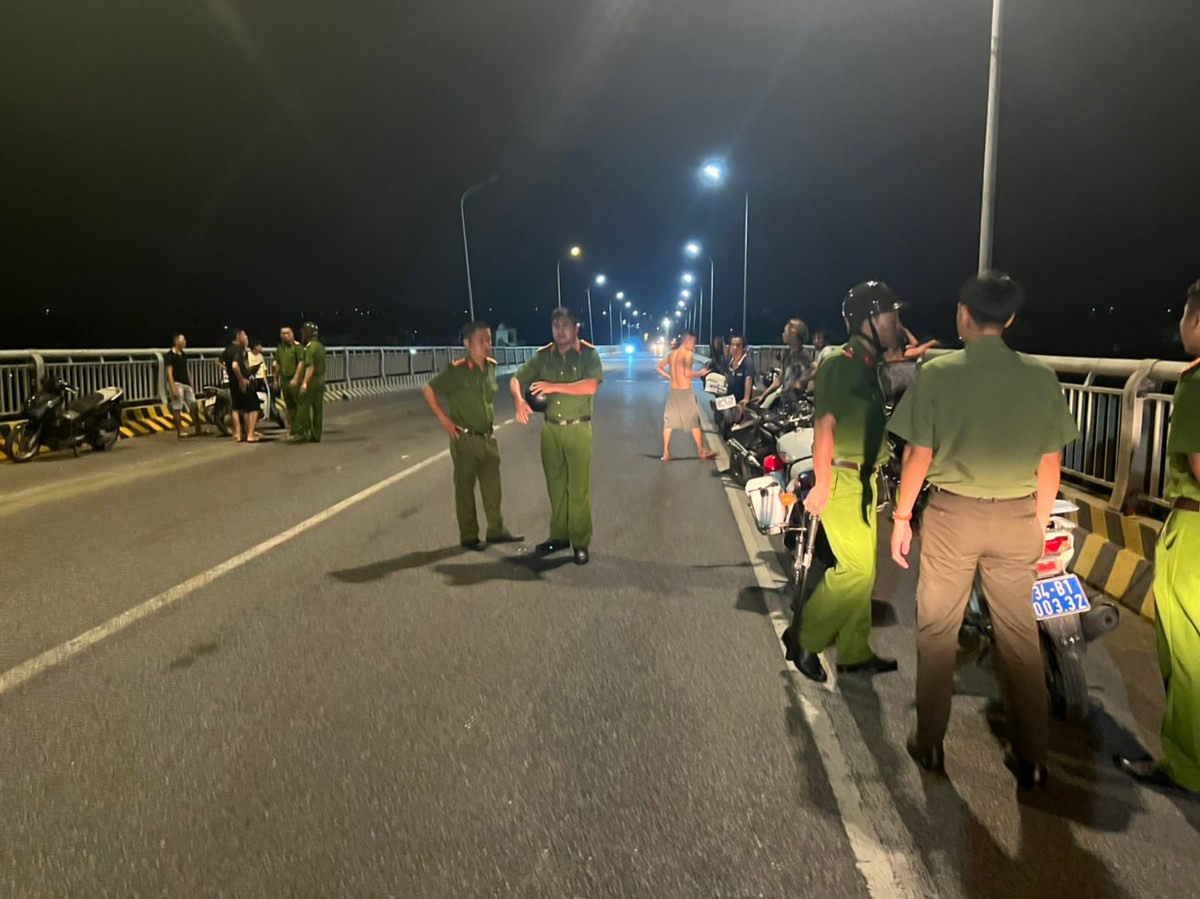 Hai Duong: To Cong tac 151 xu ly hai nhom thanh nien hon chien bang dao, gay