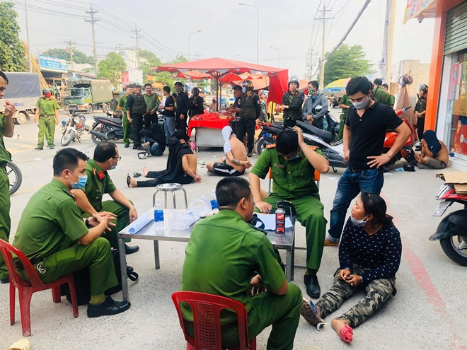  Năm 2020: Triệt phá nhiều băng nhóm tội phạm. Năm 2020, Công an tỉnh Đồng Nai đã “mạnh tay” xử lý các loại tội phạm “nóng” vi phạm trên lĩnh vực an ninh trật tự. Cụ thể, đã phát hiện, làm tan rã 140 băng nhóm với 895 đối tượng, trong đó có 5 băng, nhóm nguy hiểm. Đáng chú ý lực lượng công an đã đấu tranh, ngăn chặn nạn “bảo kê”, đòi nợ thuê, hoạt động “tín dụng đen” của các băng nhóm trên địa bàn tỉnh.