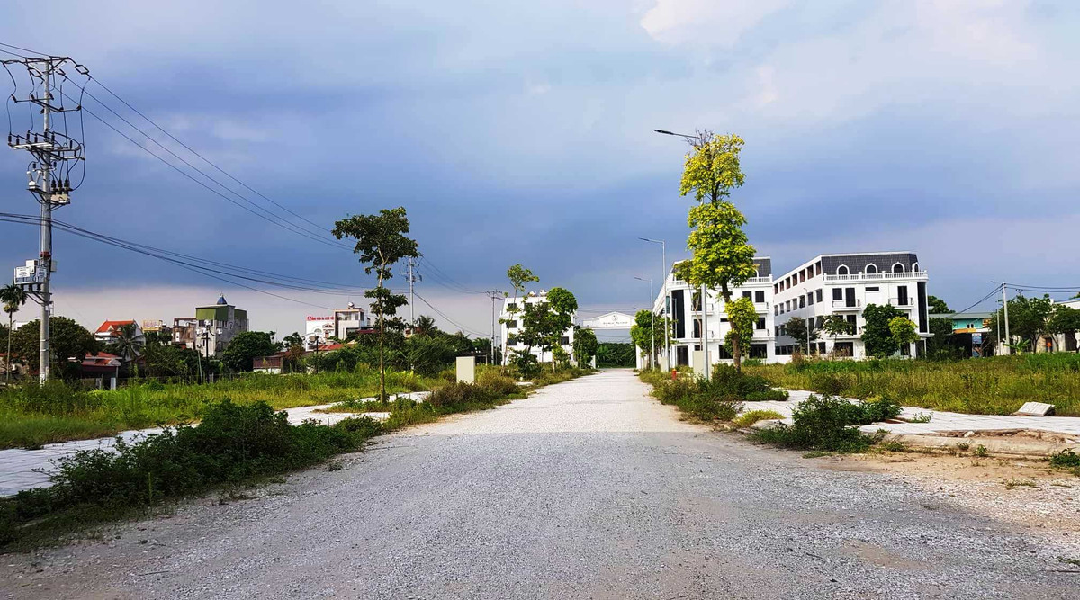 Đến thời điểm hiện tại, nhà đầu tư đã hoàn thành hạng mục san nền, đã thi công hoàn thiện tuyến đường giao thông giáp mương nước, mặt đường đổ bê tông; hoàn thiện thoát nước mặt và nước thải, điện chiếu sáng đường giao thông… 