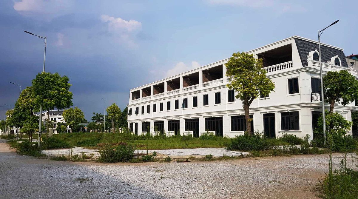 Sau khi được cấp phép xây dựng, trong quá trình thi công, nhà đầu tư đã tổ chức xây dựng các hạng mục không đúng nội dung giấy phép xây dựng, cụ thể: Xây dựng cổng chào tại vị trí giữa lô đất LK01 và LK02; xây dựng các lô nhà liền kề trên toàn bộ lô đất LK01 và LK02; xây dựng khu dịch vụ thương mại không đúng với quy mô quy hoạch được duyệt tại khu đất DVTM1. Khu đất này quy hoạch xây dựng một tòa nhà có quy mô 6 tầng, mật độ xây dựng 60%. Tuy nhiên, nhà đầu tư đã xây dựng một dãy nhà 3 tầng, mật độ xây dựng chiếm khoảng 50% diện tích khu đất.