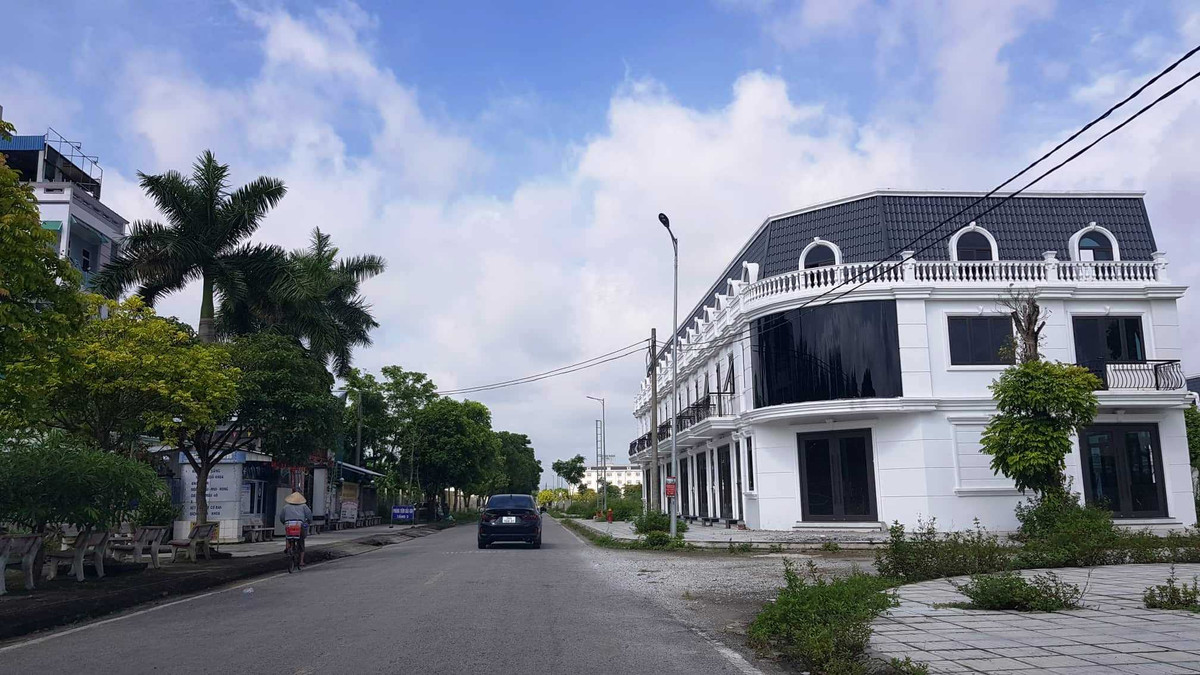 Ngày 21/5/2020, UBND huyện Tứ Kỳ có báo cáo gửi UBND tỉnh, Sở Xây dựng Hải Dương trong đó nêu rõ: Công ty TNHH Đầu tư và Kinh doanh thương mại Quốc tế tổ chức thi công một số hạng mục công trình khi chưa được cơ quan có thẩm quyền cấp giấy phép xây dựng, cụ thể: xây dựng 2 căn nhà liền kề tại lô đất ký hiệu LK01 và LK02, xây thô đến tầng 3; xây dựng hạng mục cổng vào dự án (không có trong quy hoạch); xây dựng phần móng dãy liền kề từ LK03 đến LK08 và từ LK09 đến LK26; xây dựng nền giao thông nội bộ và hệ thống điện chiếu sáng trên vỉa hè. 