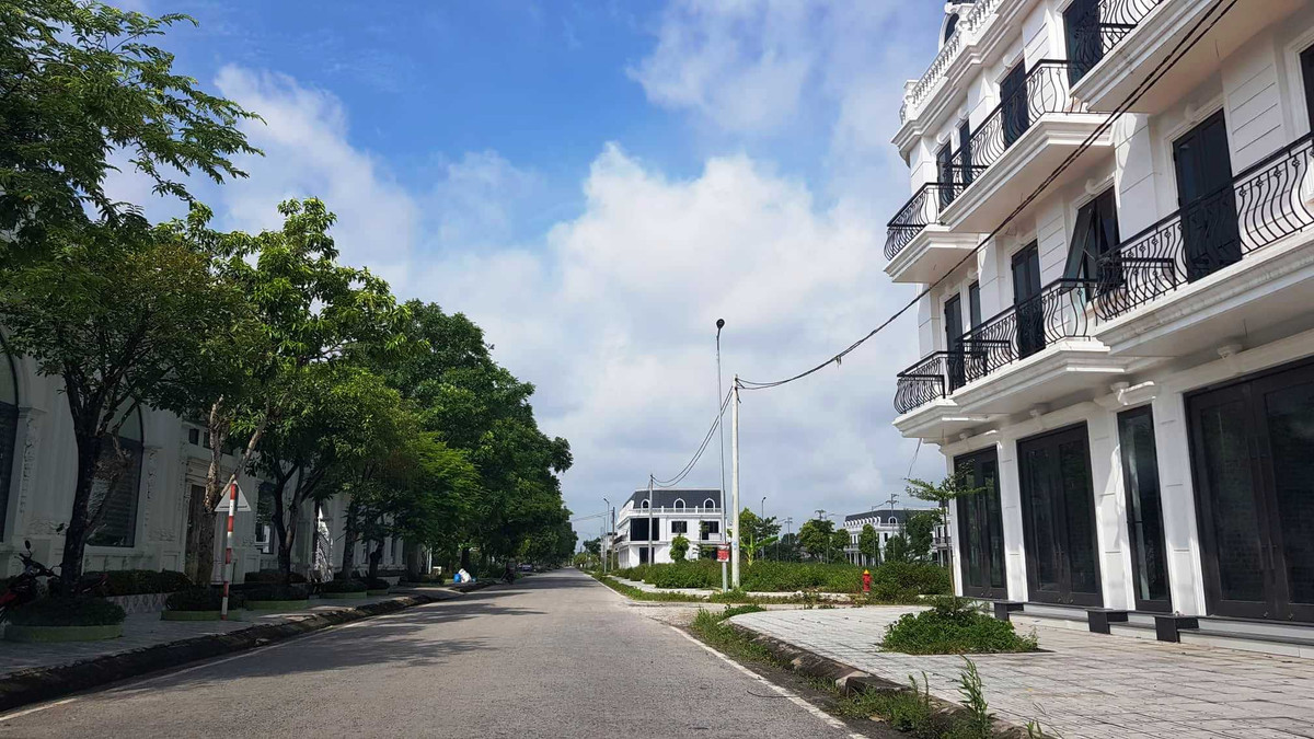 Ngày 29/7/2019, UBND huyện Tứ Kỳ có văn bản gửi TRABINCO yêu cầu dừng ngay các hoạt động thi công xây dựng Khu dân cư Cầu Yên, thị trấn Tứ Kỳ và chỉ được tiếp tục tổ chức triển khai khi nhà đầu tư đã hoàn thiện đầy đủ các thủ tục hồ sơ pháp lý đủ điều kiện thi công theo quy định của pháp luật. Tuy nhiên, TRABINCO đã phớt lờ yêu cầu của UBND huyện Tứ Kỳ, tiếp tục thi công khi chưa được cơ quan chuyên môn cấp phép. 