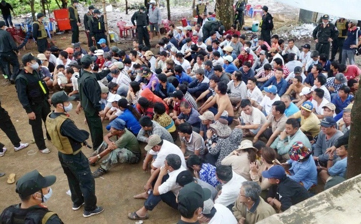  Triệt phá sới bạc lớn nhất tỉnh An Giang: Sau đúng một tháng về An Giang nhận nhiệm vụ, Đại tá Đinh Văn Nơi trực tiếp chỉ đạo các đơn vị nghiệp vụ triệt phá sới bạc lớn nhất tỉnh do Nguyễn Ngọc Thuận (tức “Út gà”) tổ chức tại xã Đa Phước, huyện An Phú. Điểm đánh bạc này quy tụ nhiều tay cờ bạc có số má trong vùng. Tại hiện trường, lực lượng Công an bắt giữ hơn 150 người, tạm giữ hàng loạt xe máy, ô tô và tiền mặt hơn 1 tỷ đồng. “Trong vụ vây bắt trường gà này, chúng tôi xác định phải bắt cho bằng được đối tượng cầm đầu để xử lý nghiêm minh, làm cho các điểm tệ nạn xã hội phải tan rã triệt để”, Đại tá Nơi nói.