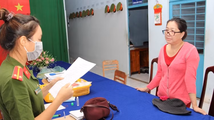  Triệt phá đường dây trùm “Mười Tường” buôn lậu vàng, USD xuyên quốc gia: Đây là dấu ấn đậm nét của đại tá Đinh Văn Nơi trong việc tấn công tội phạm buôn lậu. Đại tá Đinh Văn Nơi trực tiếp chỉ đạo vụ bắt giữ 51kg vàng lậu từ Campuchia về Việt Nam vào ngày 30/10/2020, bắt giữ trùm buôn lậu 'Mười Tường' Nguyễn Thị Kim Hạnh, kẻ cầm đầu cùng nhiều đàn em và các đối tượng liên quan đã bị khởi tố, bắt giam. Đây cũng là vụ án được Ban Chỉ đạo Trung ương về phòng chống tham nhũng, thống nhất bổ sung vào diện theo dõi và chỉ đạo.