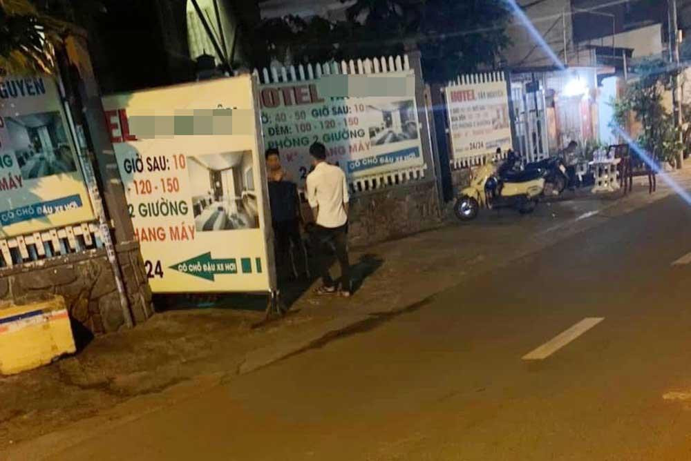  Nam thanh niên tử vong trong khách sạn, có vết cắt ở cổ. Ngày 16/7, Công an TPHCM đang điều tra vụ việc một người đàn ông tử vong trong phòng với vết cắt ở cổ tại một khách sạn nằm trên đường Lê Lai, quận Gò Vấp. Theo đại diện khách sạn, chiều 14/7, người đàn ông này đến thuê phòng. Tuy nhiên, sau đó vj khách ở lỳ trong phòng, không ra ngoài ăn uống. Nghi ngờ, chiều 15/7 nhân viên khách sạn đã kiểm tra và phát hiện vị khách nam đã tử vong trong phòng, ở vùng cổ có vết thương. Công an tình nghi người này tự vẫn do nợ nần, bế tắc. (Ảnh: Vietnamnet)