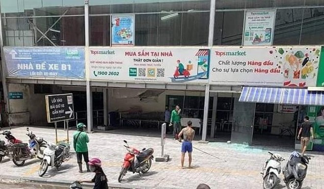 Tài xế ‘xe ôm’ công nghệ bị hai khách hành hung. Khoảng 13h chiều 15/7, anh Nguyễn Thanh Hải (SN 1985, quê quán Hà Nam), lái xe ôm “công nghệ”, đang ngồi nghỉ trước cửa siêu thị trên đường Trần Phú (Mộ Lao, Hà Đông, Hà Nội) thì Phạm Tuấn Dương (SN 1991, Nghệ An) và Nguyễn Đắc Dương (SN 1991, phường Mộ Lao), đến đặt xe đi về đường Tô Hiệu, quận Hà Đông, nhưng anh Hải không đồng ý. Khi xảy ra to tiếng, nhóm Dương đã dùng chân tay đánh đấm anh Hải. Tài xế dùng điếu cày để phản kháng. Dương chạy ra quán nước cầm con dao xông vào chém anh Hải bị thương.