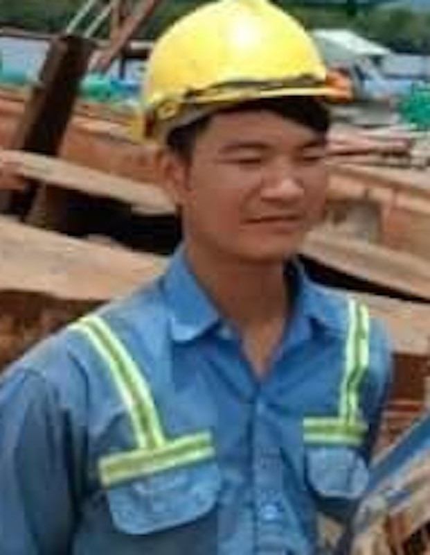  Truy tìm nghi can giết người, cướp tài sản Hoàng Văn Thê. Ngày 16/7, Công an tỉnh Trà Vinh thông báo truy tìm nghi can gây án giết người, cướp tài sản xảy ra vào ngày 12/7 tại ấp Bào Sen, xã Long Toàn, thị xã Duyên Hải. Tối 12/7, cơ quan công an nhận được thông tin người đàn ông nằm bất tỉnh cách Công ty Điện gió Trung Nam khoảng 200 m. Nạn nhân trước đó lái xe ôm chở khác từ bến xe thị xã đến ấp Bào Sen. Sau đó bị khách đánh gây thương tích nặng và cướp xe máy. Cơ quan công an cho rằng, Hoàng Văn Thê (24 tuổi; ngụ xã Châu Quế Thượng, huyện Văn Yên, tỉnh Yên Bái) là nghi can và hiện đang bỏ trốn. 