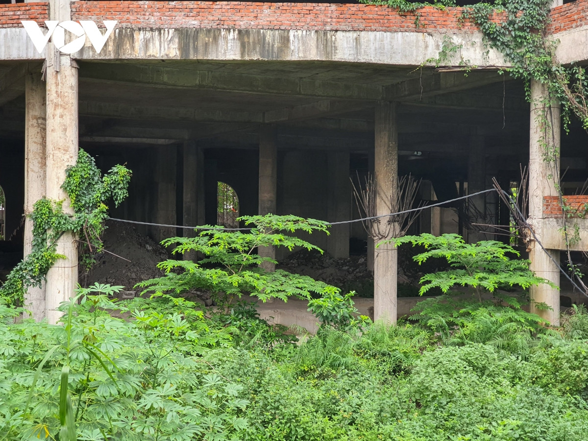 Liên quan đến dự án, đại diện Sở Xây dựng Bắc Ninh cho báo chí biết, Sở đã có văn bản ngày 22/7/2022, Sở này đã đốc thúc lần thứ 6 đối với Công ty cổ phần Tập đoàn Hanaka yêu cầu thực hiện nghiêm quy định về bảo đảm an toàn trong thi công xây dựng; nghiêm thu hoàn thành công trình và đưa vào sử dụng. (Ảnh: VOV).