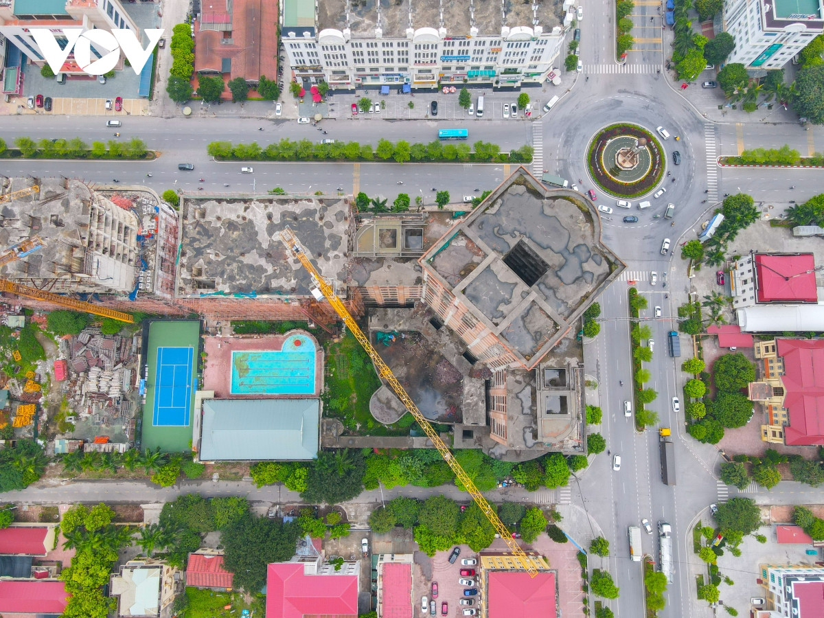 Thế nhưng gần 20 năm nay, dự án Trung tâm thương mại Hồng Kông - Hanaka vẫn ngổng ngang, gây mất mỹ quan đô thị và tiềm ẩn nhiều nguy cơ, rủi ro mất an toàn. (Ảnh: VOV).