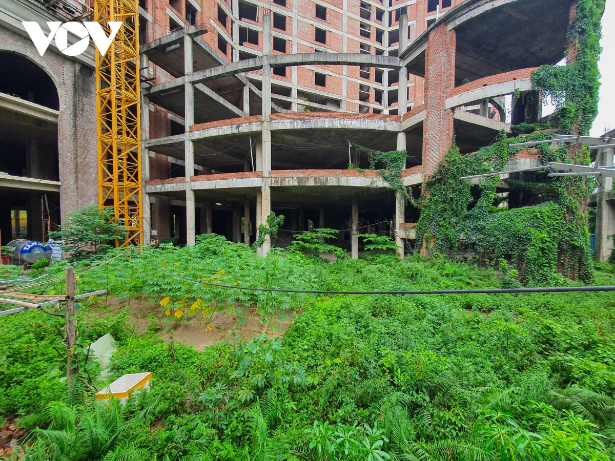 Các hạng mục bên trong dự án hầu như bỏ không lâu ngày nên bị xuống cấp trầm trọng. (Ảnh: VOV).