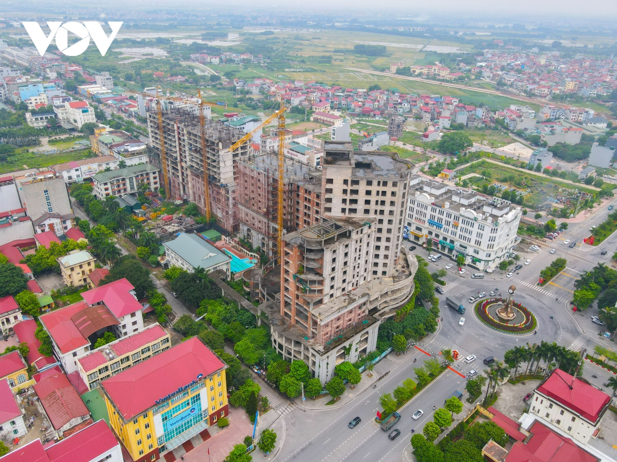 "Tuy nhiên, sau những lần ra văn bản đốc thúc trước thì họ chỉ cho triển khai thi công xây dựng một chút như kiểu đối phó "động tác giả", ảnh hưởng lớn đến bộ mặt đô thị của TP Từ Sơn"- đại diện Sở Xây dựng tỉnh Bắc Ninh chia sẻ trên VOV. (Ảnh: VOV).