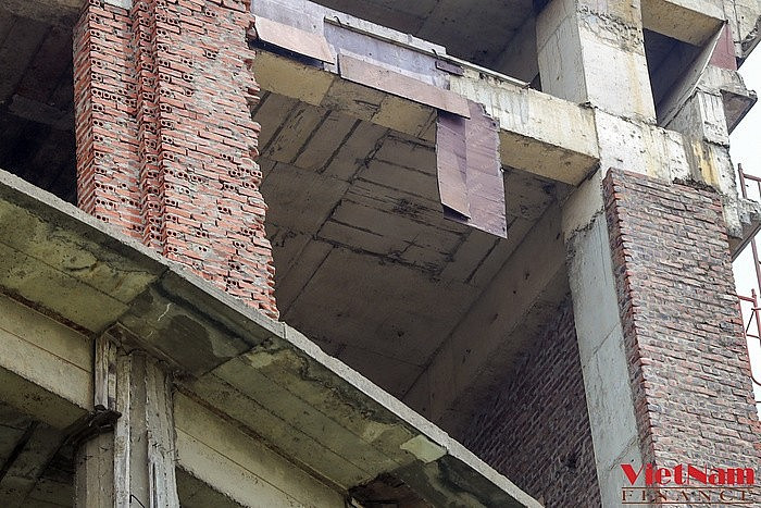 Nhưng mảng tường bong tróc, sắt thép, chất thải xây dựng vứt ngổn ngang. (Ảnh: VietnamFinace).