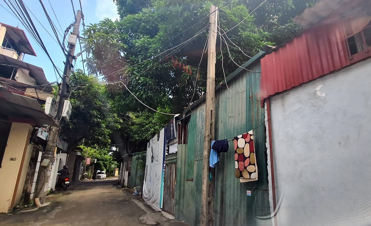 Một số công trình tạm bợ cấp 4 khác thì nhanh chóng “biến hóa” thành nhà ở kiên cố cũng xâm hại nghiêm trọng đến hành lang sông Nhuệ.