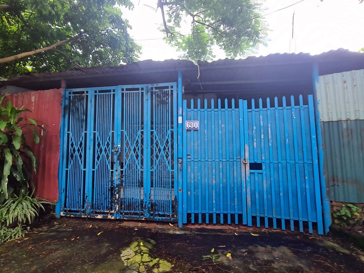 La liệt công trình kiên cố “mọc” sát mép bờ sông Nhuệ nhưng vẫn thản nhiên được đánh số nhà.