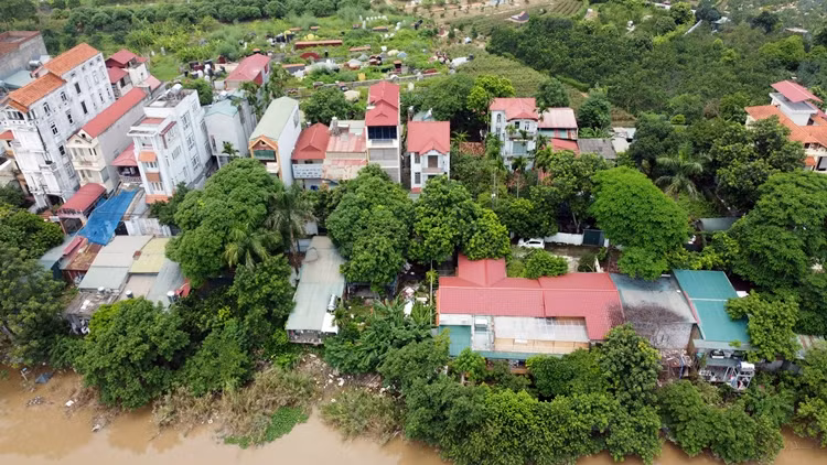 Theo quan sát, một số hộ vốn có nhà, đất bám theo bờ sông Nhuệ ở ngõ 68 đường Phú Diễn đã cho tiến hành đổ đất, đá, san lấp mặt bằng… rồi xây công trình lấn sát ra phía lòng sông.