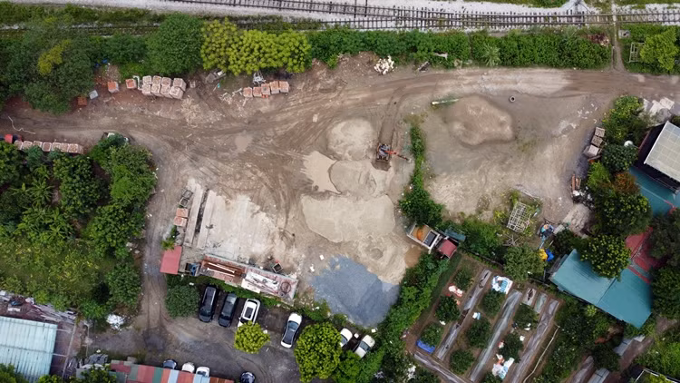 Nhằm đa chiều, khách quan các thông tin liên quan ngày 25/8/2022, PV báo Tri thức và Cuộc sống đã liên hệ và phản ánh qua điện thoại với ông Trương Quốc Cương - Phó Chủ tịch UBND phường Phú Diễn. Vị này sau đó hướng dẫn phóng viên đặt lịch với phường để Chủ tịch phường phân công trả lời. 