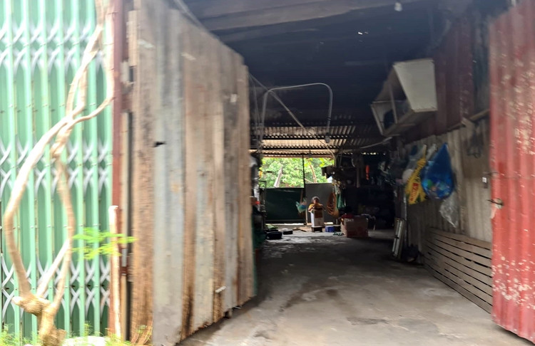 Hình ảnh ghi nhận bên trong một công trình xâm hại đến hành lang sông Nhuệ.