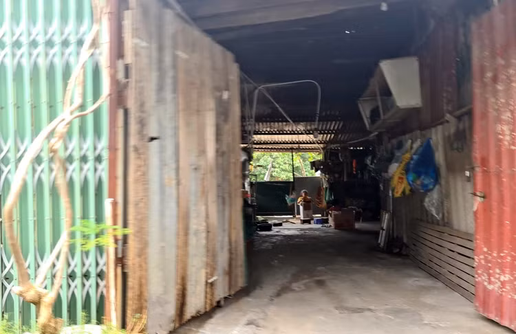 Hình ảnh ghi nhận bên trong một công trình xâm hại đến hành lang sông Nhuệ.