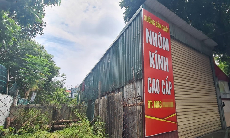 Một công trình xây ngay sát mép bờ sông Nhuệ được sử dụng làm xưởng sản xuất nhôm kính.