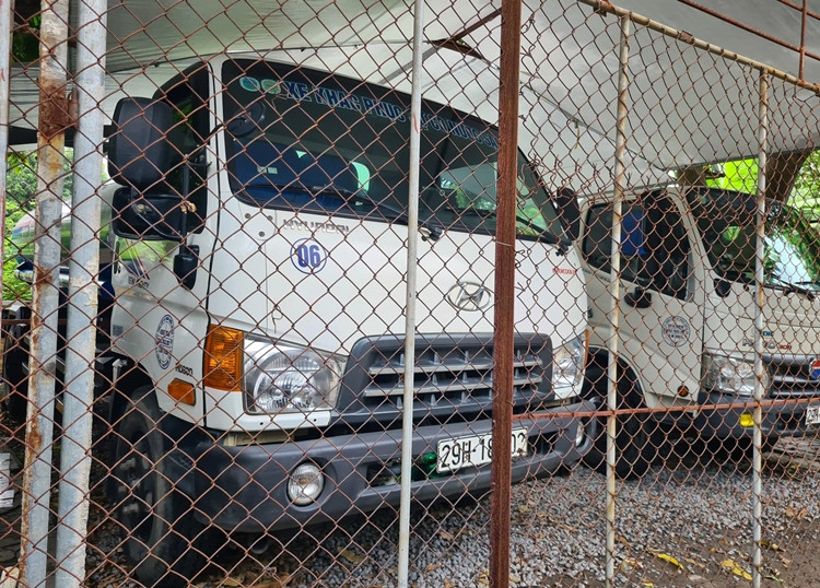 Một số đoạn hành lang bờ sông Nhuệ chạy dọc theo ngõ 68 đường Phú Diễn còn được người dân đổ đất đá, san nền bằng phẳng làm điểm đỗ ô tô.