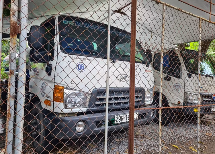 Một số đoạn hành lang bờ sông Nhuệ chạy dọc theo ngõ 68 đường Phú Diễn còn được người dân đổ đất đá, san nền bằng phẳng làm điểm đỗ ô tô.